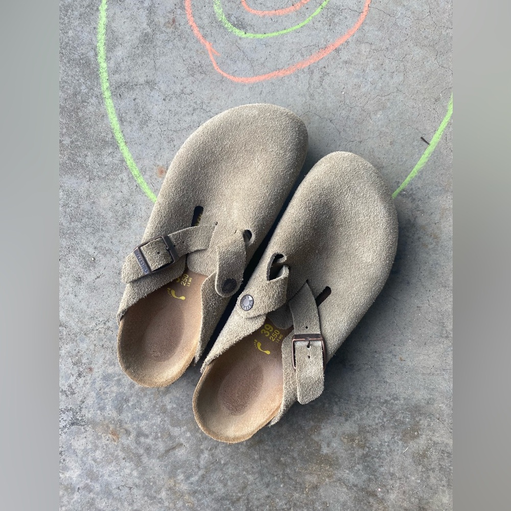 Birkenstock - Boston Suede Clogs in Taupe sz39
Size 39 : Women’s 8